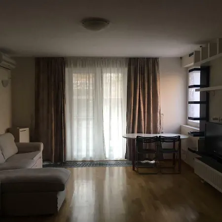Cosy Near Herastru Park Apartman *